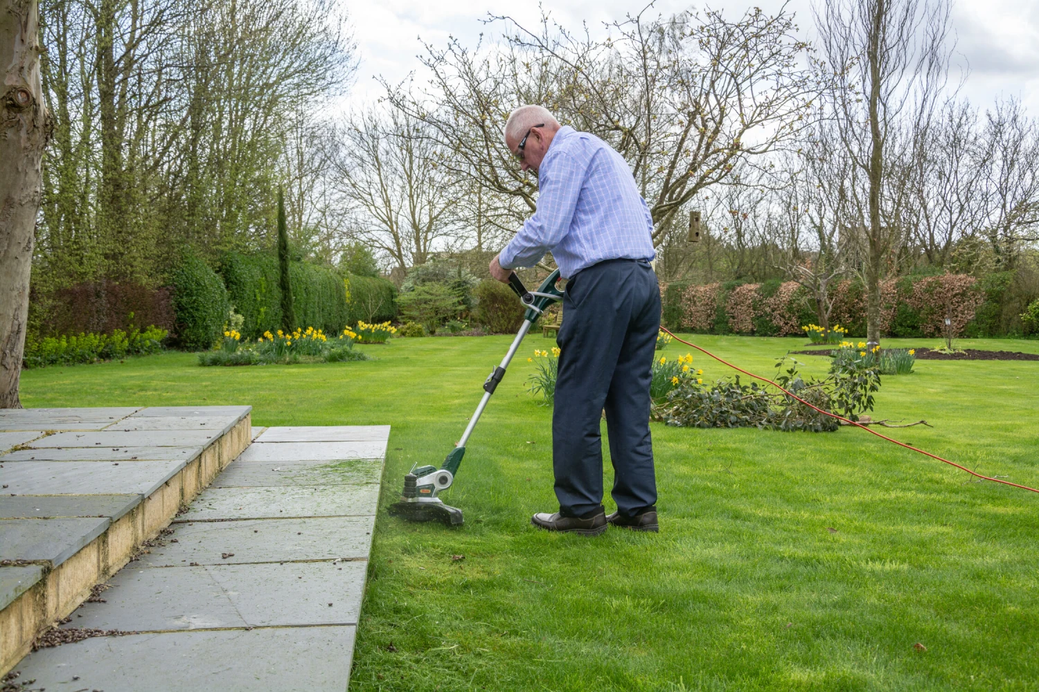 Webb ELT650 Classic Electric 650w Line Trimmer & Edger 29cm/12in 240v 5 Webb ELT650 Classic Electric 650w Line Trimmer & Edger 29cm/12in 240v - Image 5