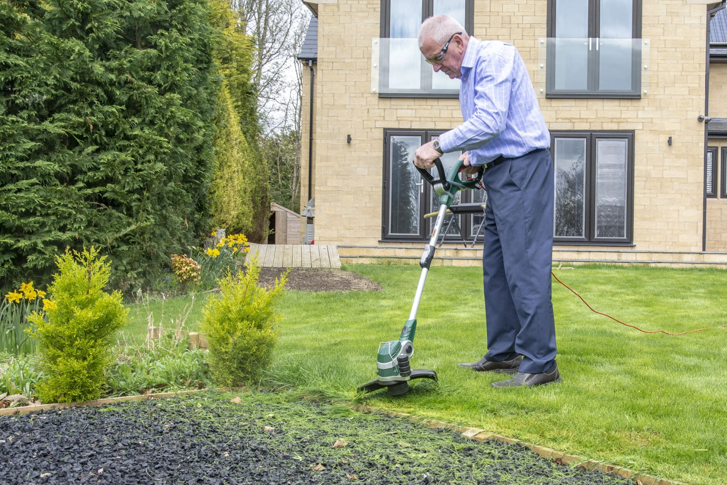 Webb ELT650 Classic Electric 650w Line Trimmer & Edger 29cm/12in 240v 7 Webb ELT650 Classic Electric 650w Line Trimmer & Edger 29cm/12in 240v - Image 7